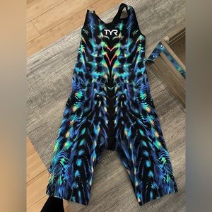 TYR closed back tech suit size 27